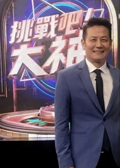 【首尔富豪圈-真实换妻】找单男群P娇妻，颜射口爆 - 绅士福利社