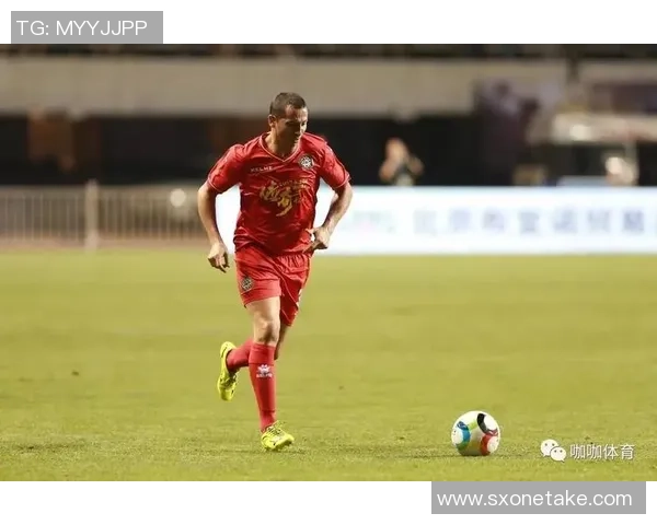 李足球的传奇之路：从草根球员到职业联赛的闪耀明星